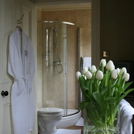 לינה וארוחת בוקר Alexandra Court 3*