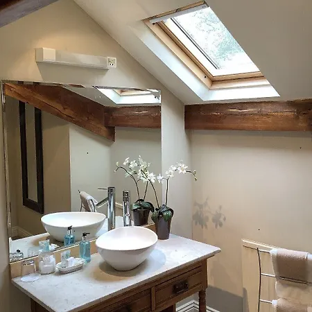 Alexandra Court Bed & Breakfast 3*