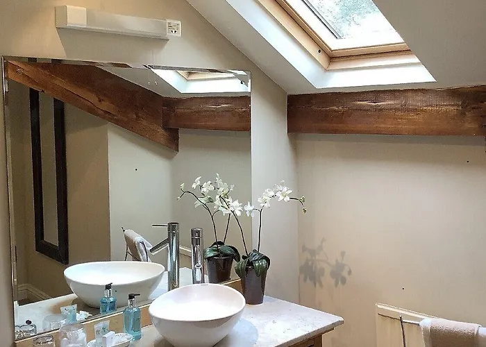 Alexandra Court Bed & Breakfast 3*